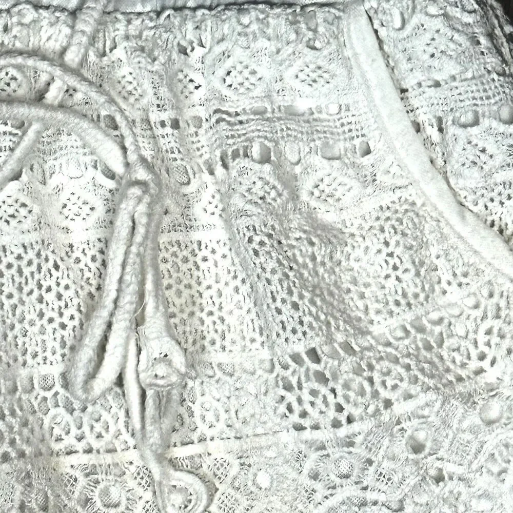 N/A white crochet